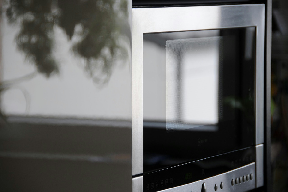 Microonde incrostato? Ecco il metodo semplice e naturale che lo fa tornare come nuovo senza chimici